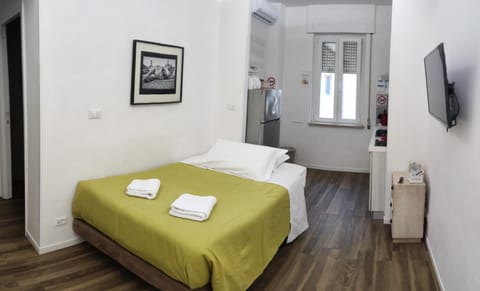 Bed, TV and multimedia, Photo of the whole room, towels