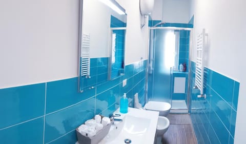 Shower, Toilet, Bathroom, bidet, towels