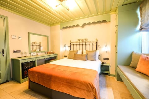Bed, Seating area, Bedroom, oven