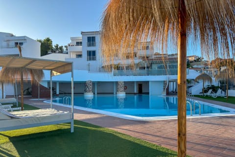 Swimming pool, sunbed
