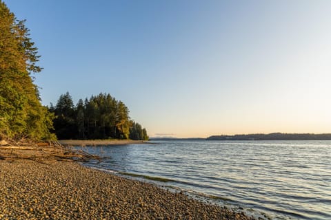 Beach Access and Views Secluded Anderson Island Gem House in Anderson Island