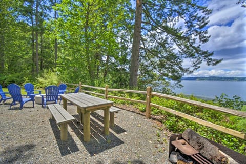 Beach Access and Views Secluded Anderson Island Gem House in Anderson Island