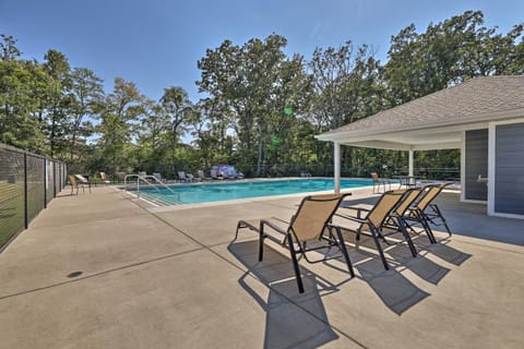 Fayetteville House Pool Access and Gas Grill! House in Fayetteville