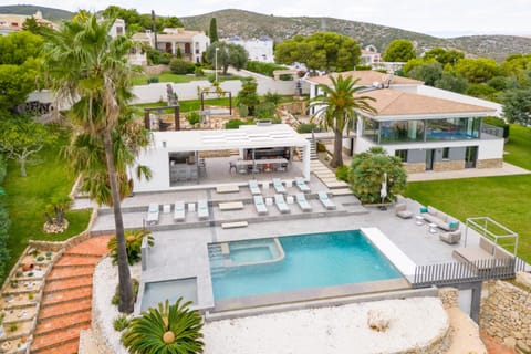 Property building, Natural landscape, Bird's eye view, Mountain view, Pool view, Swimming pool, sunbed