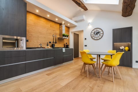 TV and multimedia, Coffee/tea facilities, Kitchen or kitchenette, Living room, Seating area, Dining area, microwave, air conditioner