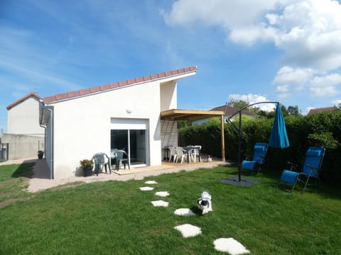 Property building, Patio, Garden, Pets, Garden view