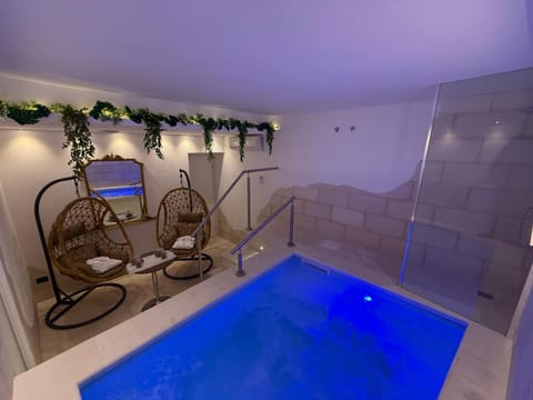 Hot Tub, Decorative detail, Decorative detail, Pool view, Swimming pool, air conditioner