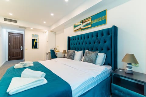 Bed, Photo of the whole room, Seating area, Bedroom
