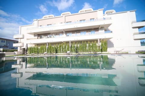 Property building, Day, Pool view, Swimming pool, Swimming pool
