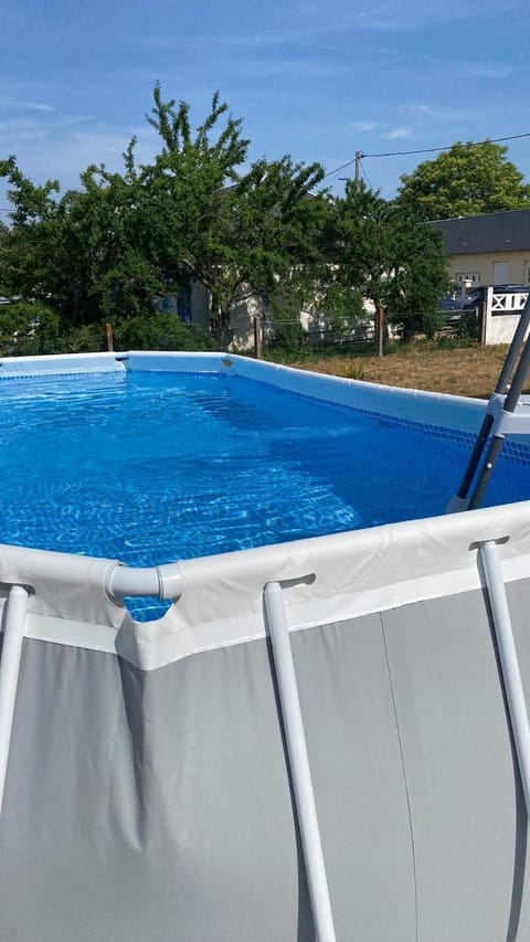 Gîte zooval 9 personnes, piscine, à 5 min du zoo de Beauval House in Centre-Val de Loire
