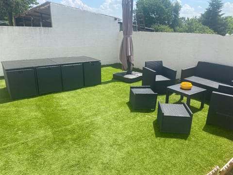 Gîte zooval 9 personnes, piscine, à 5 min du zoo de Beauval House in Centre-Val de Loire