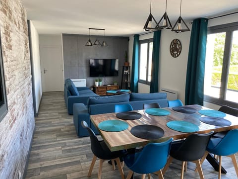 Gîte zooval 9 personnes, piscine, à 5 min du zoo de Beauval House in Centre-Val de Loire