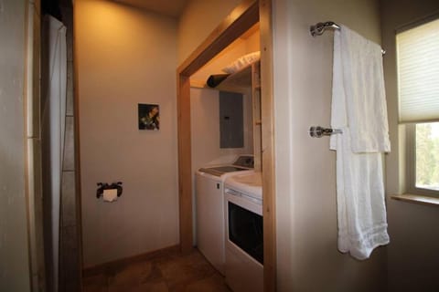 Upper Ranch - 100 Acre Mountain Views House in Butte