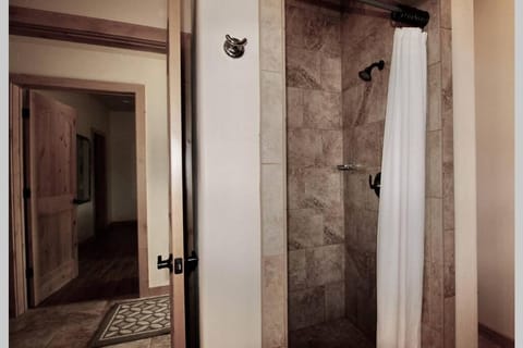 Upper Ranch - 100 Acre Mountain Views House in Butte