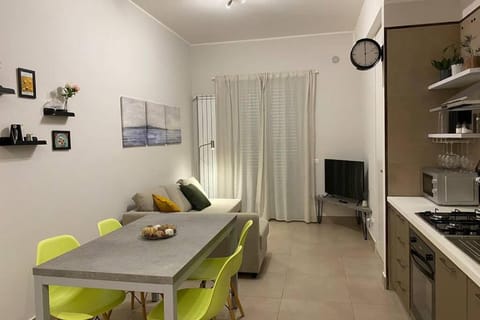 Kitchen or kitchenette, Living room, Decorative detail, Seating area, Dining area, locker