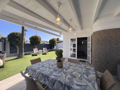 Shower, Day, BBQ facilities, Garden, Balcony/Terrace, Living room, Dining area, Garden view, sunbed, washing machine, dryer
