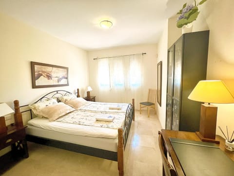 Beautiful apartment with pools, playground and paddle tennis - Family friendly and near Vithas Hospital - Free parking in garage Apartment in Benalmadena