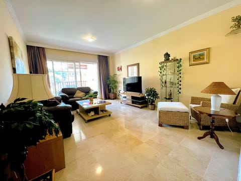 Beautiful apartment with pools, playground and paddle tennis - Family friendly and near Vithas Hospital - Free parking in garage Apartment in Benalmadena