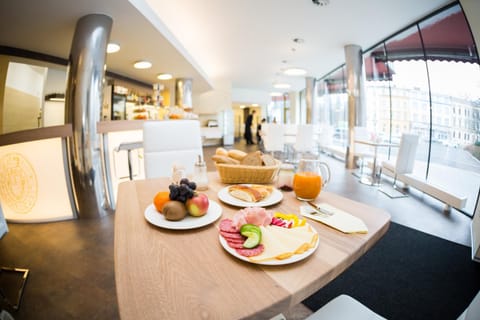 Restaurant/places to eat, Buffet breakfast
