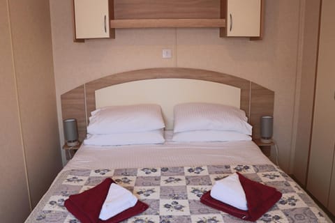 Palm 1 Park Home With Hot Tub House in Swanage