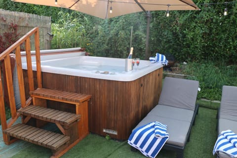 Palm 1 Park Home With Hot Tub House in Swanage