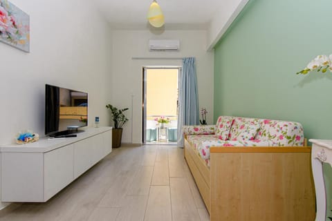 Communal lounge/ TV room, TV and multimedia, Living room, Photo of the whole room, Seating area, air conditioner