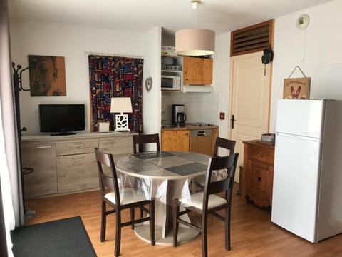 Property building, Kitchen or kitchenette, Dining area
