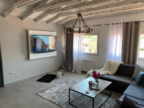 Communal lounge/ TV room, TV and multimedia, Living room, Seating area