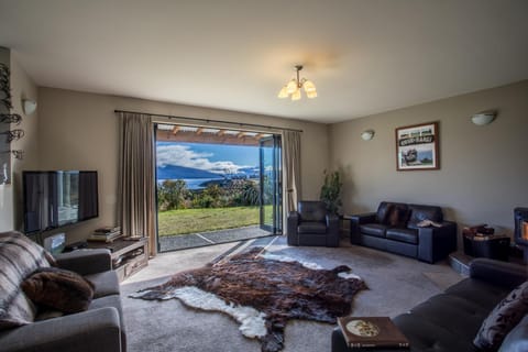Communal lounge/ TV room, Living room, Seating area, Lake view, Mountain view