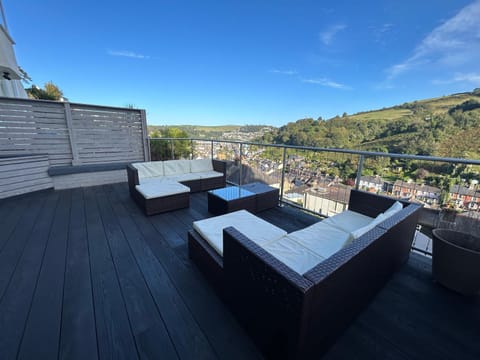 Property building, Natural landscape, View (from property/room), Balcony/Terrace, Seating area, City view, Mountain view, Sea view