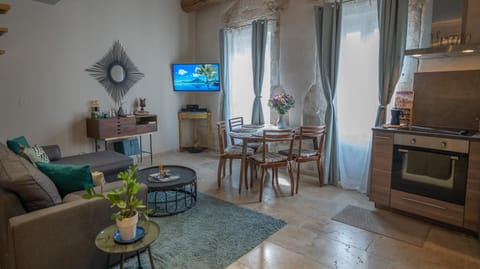 TV and multimedia, Living room, Seating area, Dining area