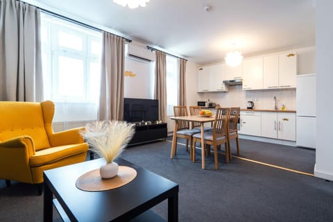 TV and multimedia, Kitchen or kitchenette, Living room, Seating area, Dining area, oven, stove