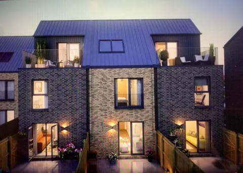 Glasgow City Central Executive Triplex House, 3 Bedroom 3 Bathrooms 1 living room Kitchen - Huge Terrace for Master Bedroom - Private E Parking LEZ Congestion Zone Free - Garden - 5 mins drive to City Centre Central Station House in Glasgow