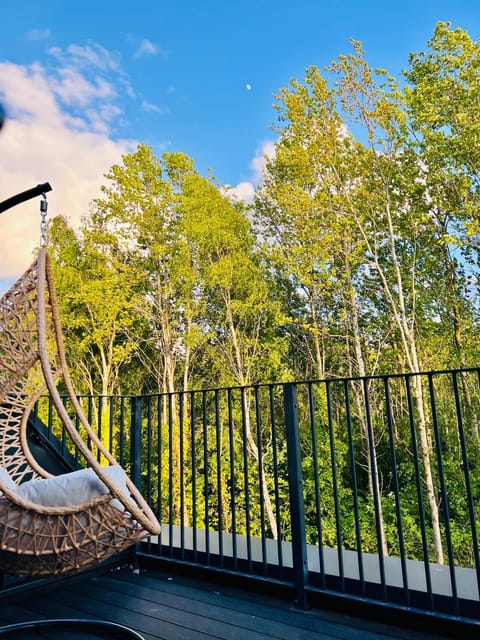 Glasgow City Central Executive Triplex House, 3 Bedroom 3 Bathrooms 1 living room Kitchen - Huge Terrace for Master Bedroom - Private E Parking LEZ Congestion Zone Free - Garden - 5 mins drive to City Centre Central Station House in Glasgow