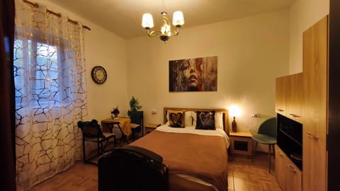 Bed, Photo of the whole room, Seating area