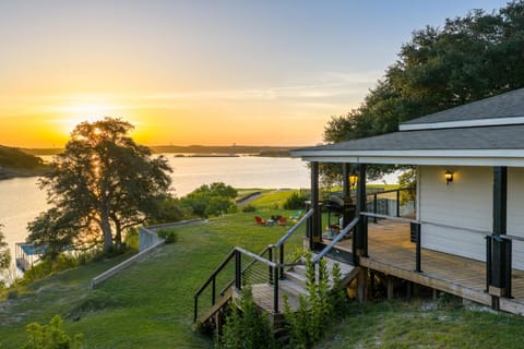 Property building, Balcony/Terrace, Lake view, River view