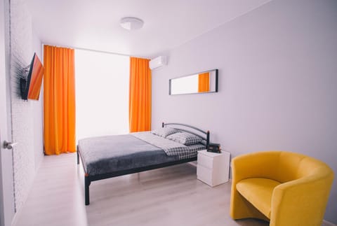 Bed, TV and multimedia, Photo of the whole room, Bedroom