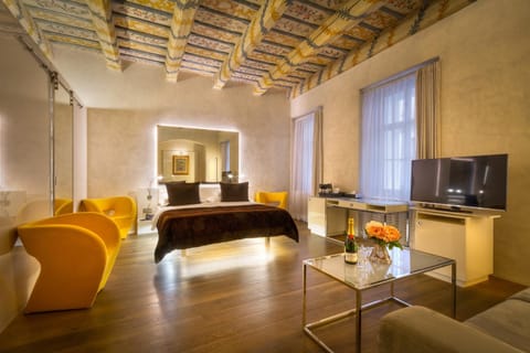 Bed, TV and multimedia, Living room, Photo of the whole room, Seating area