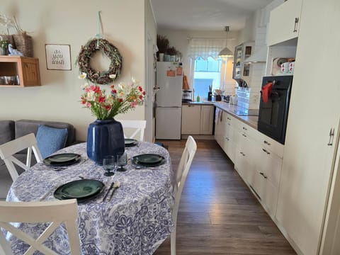 Kitchen or kitchenette, Dining area, Breakfast, dishwasher, oven, pet friendly, stove