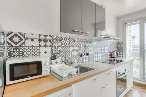 Kitchen or kitchenette, dishwasher, stove