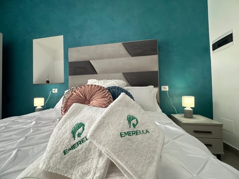 Photo of the whole room, towels