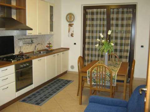 Kitchen or kitchenette, Seating area, Dining area