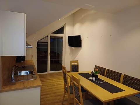 Communal lounge/ TV room, TV and multimedia, Kitchen or kitchenette, Seating area, Dining area, Evening entertainment