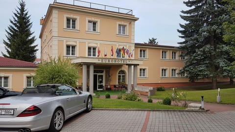 Facade/entrance