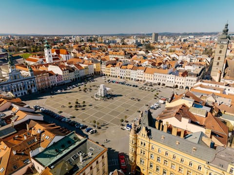 Property building, Nearby landmark, Neighbourhood, Bird's eye view, City view, Street view, Location