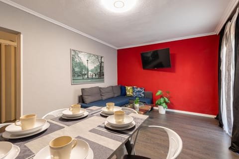 TV and multimedia, Living room, Seating area, Dining area
