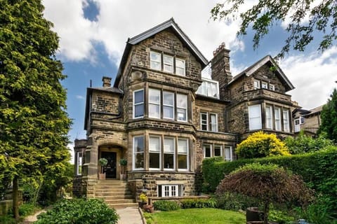 Central Harrogate townhouse apartment with parking Apartment in Harrogate