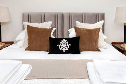 Central Harrogate townhouse apartment with parking Apartment in Harrogate