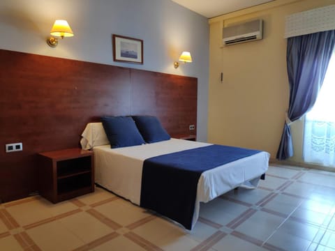 Bed, Photo of the whole room, Seating area, Bedroom, air conditioner
