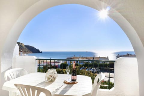 Natural landscape, View (from property/room), Balcony/Terrace, Seating area, Beach, Sea view